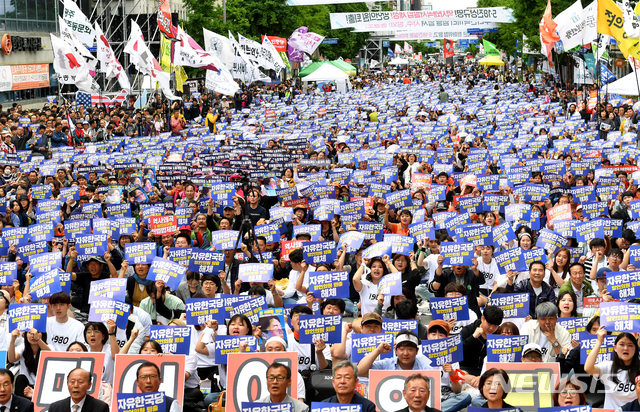 【광주=뉴시스】신대희 기자 = 5·18민주화운동 39주기인 18일 오후 광주 동구 금남로에서 열린 '5·18 진상 규명! 역사 왜곡 처벌법 제정! 망언 의원 퇴출!' 범국민대회에 참석한 시민들이 구호를 외치고 있다. 2019.05.18. sdhdream@newsis.com