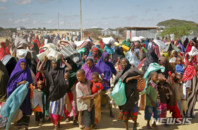 【모가디슈=AP/뉴시스】18일(현지시간) 심각한 가뭄 지역인 소말리아 샤벨레 지역 주민들이 가재도구를 들고 피난, 수도 모가디슈 외곽 데이닐 인근 난민촌에 모여들고 있다.  유엔식량농업기구(FAO)는 약 220만 명에 달하는 소말리아인이 가뭄 악화로 농작물과 가축 생산에 엄청난 타격을 입어 향후 몇 달간 심각한 기아에 직면할 것이라고 경고했다. 2019.05.19.