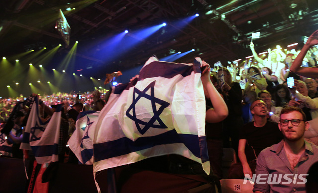 【AP/뉴시스】텔아비브의 2019년 제 64차 유로비전 가요제에서 이스라엘 대표를 응원하고 있는 관객들.   
