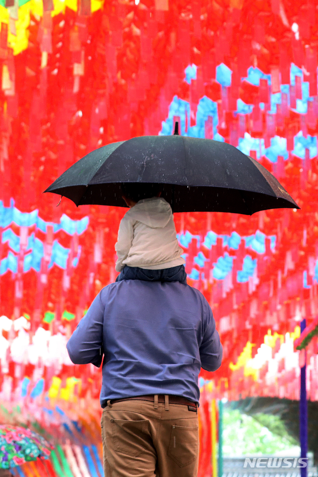 【서울=뉴시스】김병문 기자 = 비가 내리는 19일 오전 서울 종로구 조계사를 찾은 시민들이 우산을 쓰고 있다. 2019.05.19.  dadazon@newsis.com 