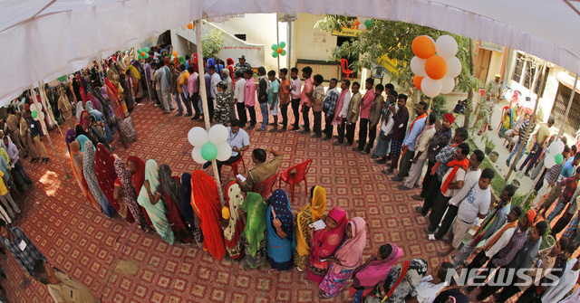 인도 총선 마지막 7일차 투표일인 19일 우타르프라데시 주도 바라나시 유권자들이 투표 순서를 기다리고 있다. 모디 총리도 이 도시에서 출마했다.  9억명 유권자 중 6억명이 투표한 것으로 보인다.  AP