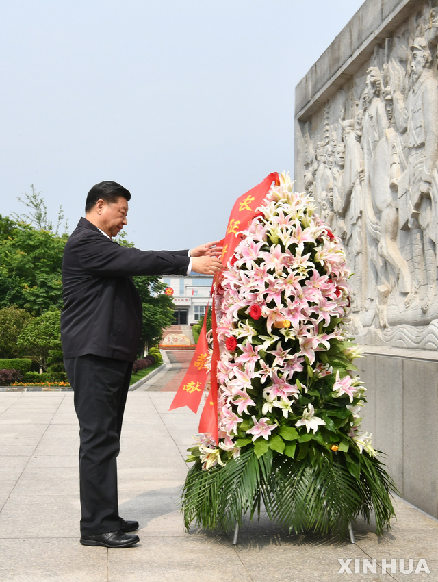 【간저우(중 장시성)=신화/뉴시스】 시진핑 중국 국가 주석이 20일 장시성 간저우시에 있는 대장정 출발 기념비에 헌화하고 있다. 이 자리에는 미국과의 무역협상을 이끄는 류허 부총리도 함께 했다. 2019.05.21