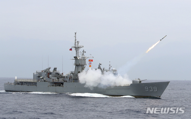【AP/뉴시스】대만 해군 프리깃함 1척이 22일 대만 동부 해안에서 연례 한광(漢光) 훈련의 일환으로 실시된 대규모 실탄사격 훈련에서 ASROC 대잠수함 로켓을 발사하고 있다. 2019.5.22