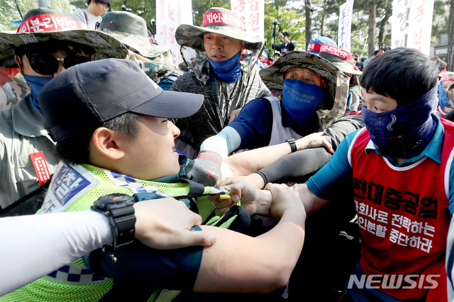 【서울=뉴시스】김병문 기자 = 대우조선해양 노조원들과 현대중공업 노조원 등 전국금속노동조합이 지난 22일 오후 서울 종로구 현대계동사옥 앞에서 '현대중공업 물적분할-대우조선 매각저지! 조선 구조조정 분쇄! 금속노조 결의대회'에서 사옥 진입을 위해 경찰을 끌어내고 있다. 2019.05.22. dadazon@newsis.com