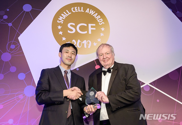 【서울=뉴시스】SK텔레콤은 21일(현지 기준) 영국 런던에서 열린 '스몰셀 어워드(Small Cell Award) 2019'에서 자사의 '5G 인빌딩 솔루션 상용화 기술'이 '스몰셀 설계 및 기술 상용화' 부문을 수상했다고 23일 밝혔다.사진은 시상식에 참여한 SK텔레콤 5GX Labs 소속 매니저(왼쪽)와 스몰셀 어워즈 심사위원(오른쪽)의 모습. (사진/SK텔레콤 제공) photo@newsis.com