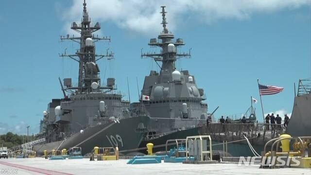 【서울=뉴시스】한국과 미국, 일본, 호주 4개국 해군 함정들이 참가하는 첫 공동훈련이 23일 괌 앞바다에서 시작됐다고 일본 NHK가 보도했다. 이번 훈련은 아시아·태평양 지역에서 군사적 영향력 확대를 도모하는 중국을 염두에 두고 4개국의 협력 태세를 과시하는데 목적이 있는 것으로 보인다. <사진 출처 : NHK> 2019.5.23