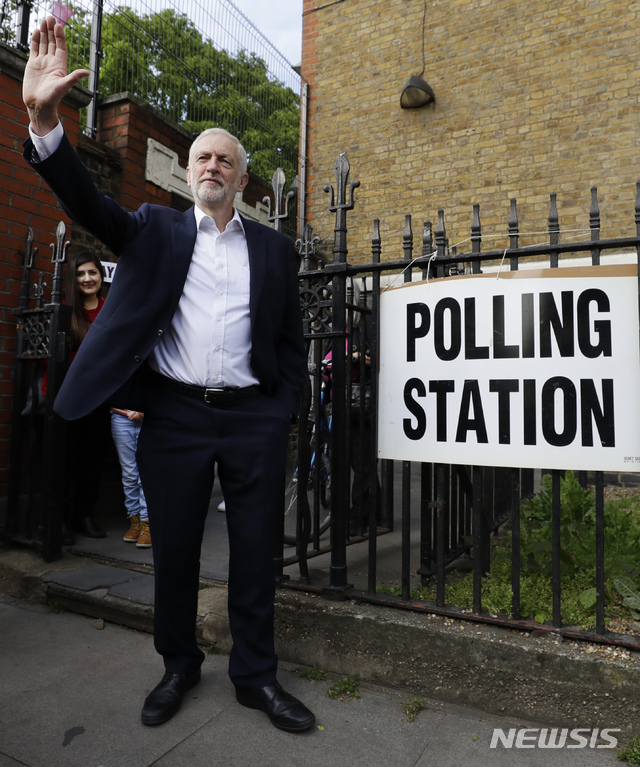 【런던=AP/뉴시스】제러미 코빈 영국 노동당 대표가 23일(현지시간) 런던에서 유럽의회 선거에 참여해 투표한 후 손을 흔들고 있다. 2019.05.23 
