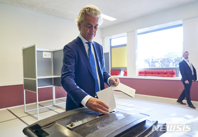 【헤이그=AP/뉴시스】네덜란드 극우정당 자유당의 헤이르트 빌더르스 대표가 23일(현지시간) 헤이그의 한 투표소에서 유럽의회 선거에 참여하고 있다. 2019.05.23 
