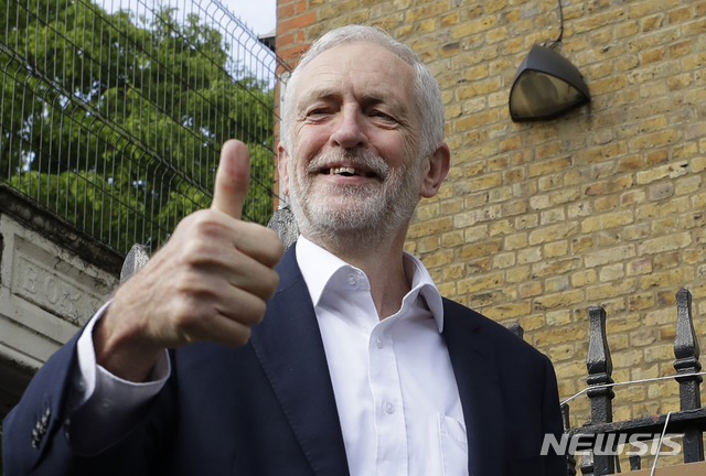 【런던=AP/뉴시스】제러미 코빈 영국 노동당 대표가 23일(현지시간) 런던에서 유럽의회 선거에 참여해 투표한 후 엄지손가락을 치켜들어 보이고 있다. 2019.05.23 