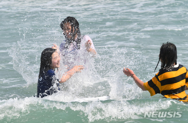 【부산=뉴시스】 하경민 기자 = 이른 더위가 찾아온 지난 23일 오후 부산 해운대해수욕장을 찾은 여중생들이 물놀이를 즐기고 있다. 2019.05.23.  yulnetphoto@newsis.com
