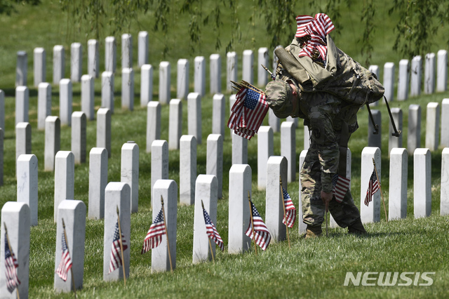 [알링턴=AP/뉴시스]'올드 가드'로도 알려진 미 제3 보병연대 소속 대원들이 미 버지니아주 알링턴 국립묘지를 찾아 묘비마다 성조기를 꽂으며 앞서간 전쟁 영웅들을 기리고 있다. 2019.05.24. (사진=뉴시스DB)