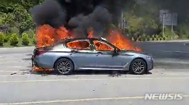 【해남=뉴시스】변재훈 기자 = 25일 오전 10시23분께 전남 해남군 송지면 편도 2차선 도로를 주행하던 A(42)씨의 BMW 520d 차량에서 불이 나 소방당국에 의해 21분만에 꺼졌다. 이 불로 차량이 모두 탔으나 운전자 A씨는 화재 직전 대피해 인명피해는 없었다. 2019.05.25. (사진=전남 해남소방서 제공)  photo@newsis.com