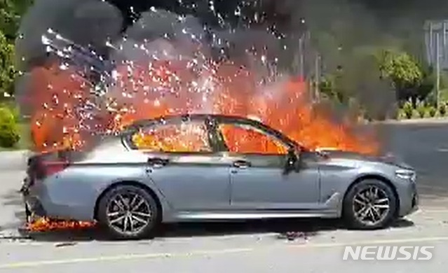 【해남=뉴시스】변재훈 기자 = BMW 520d 차량 화재. 2019.05.25. (사진=전남 해남소방서 제공)photo@newsis.com