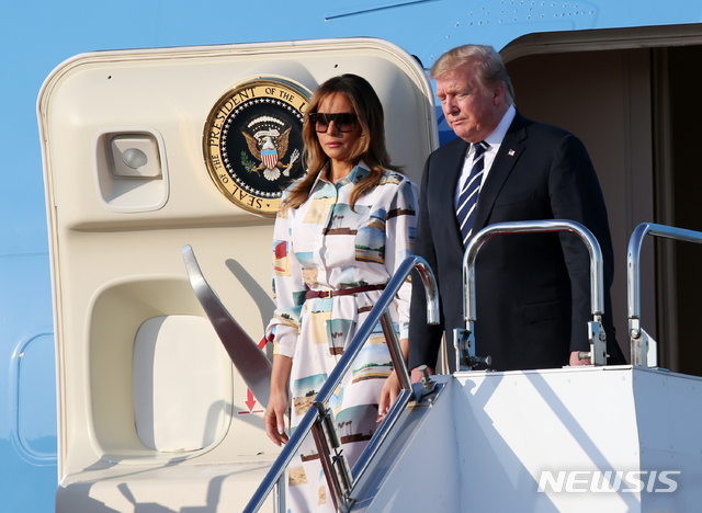 【도쿄=AP/뉴시스】도널드 트럼프 미국 대통령과 부인 멜라니아 여사가 25일 오후 일본 도쿄 하네다 국제공항에 도착해 전용기에서 내려오고 있다. 2019.05.25