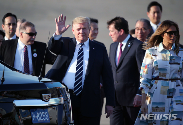 【도쿄=AP/뉴시스】도널드 트럼프 미국 대통령이 25일 오후 일본 도쿄 하네다 국제공항에 도착해 손을 흔들고 있다. 2019.05.25