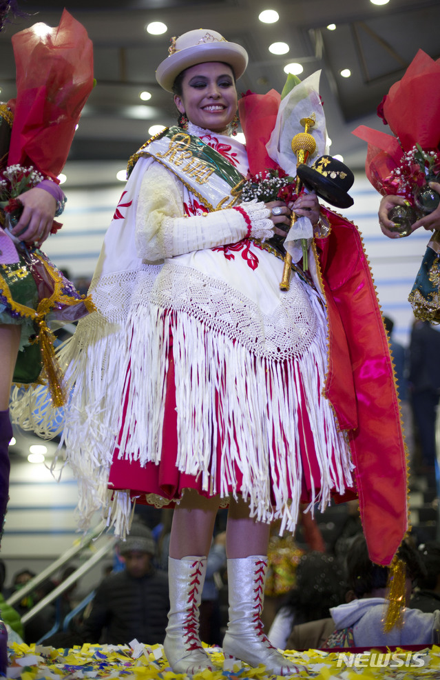 【라파스(볼리비아)= AP/뉴시스】 볼리비아 라파스 축제에서 올해의 여왕으로 뽑힌 무용수 스테파니 아리아사 카베자스가 24일(현지시간) 사진기자들 앞에서 포즈를 취하고 있다.    