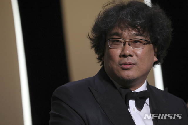 Director Bong Joon-ho accepts the Palme d'Or award for the film 'Parasite' during the awards ceremony at the 72nd international film festival, Cannes, southern France, Saturday, May 25, 2019. (Photo by Vianney Le Caer/Invision/AP) 