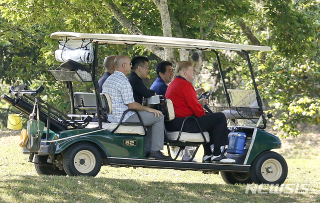 【모바라=AP/뉴시스】도널드 트럼프 미국 대통령(앞줄 오른쪽)이 26일 오전 일본 지바현 모바라 시의 모바라컨트리클럽에서 아베 신조 총리(앞줄 왼쪽)과 함께 골프 카트를 타고 이동하고 있다. 2019.05.26 