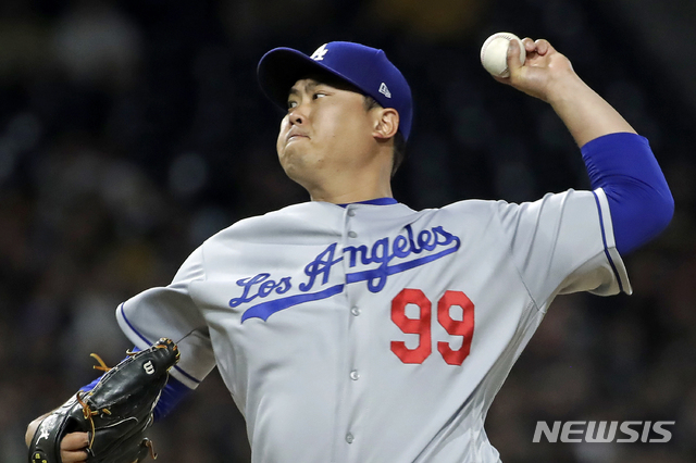 Los Angeles Dodgers starting pitcher Hyun-Jin Ryu delivers during the first inning of the team&#039;s baseball game against the Pittsburgh Pirates in Pittsburgh, Saturday, May 25, 2019. (AP Photo/Gene J. Puskar)