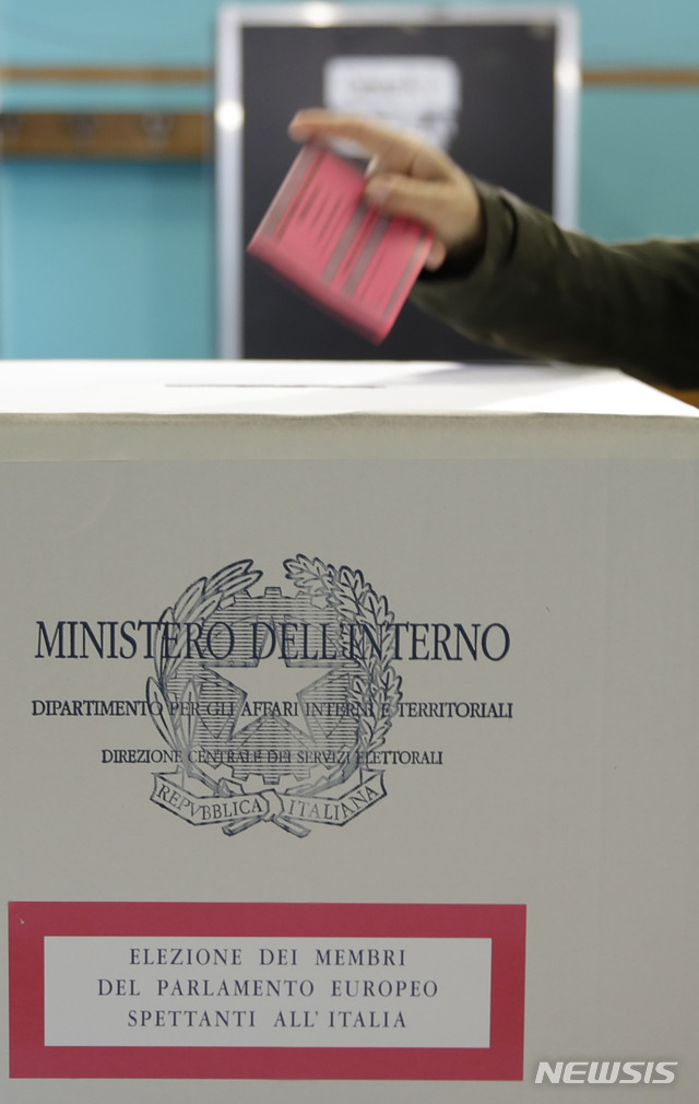 【로마=AP/뉴시스】이탈리아 로마에서 26일(현지시간) 한 유권자가 유럽의회 선거에 참여해 투표 용지를 투표함에 넣고 있다. 2019.05.26 