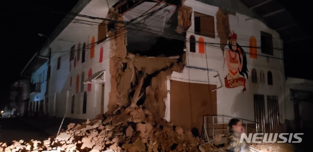 【리마=AP/뉴시스】26일(현지시간) 페리 유리마과스의 한 건물이 규모 8.0 강진으로 파괴된 모습. 당국은 예비피해 조사에서 이번 지진으로 최소 1명이 숨졌다고 밝혔다. 2019.05.27 