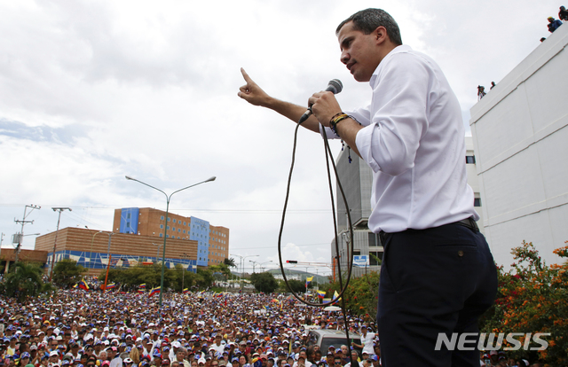 【바르키시메토=AP/뉴시스】베네수엘라 현 정권 측과 야권이 이번주 노르웨이에서 혼란 종식을 위한 회담을 갖는다고 26일(현지시간) 미 공영라디오 NPR이 보도했다. 사진은 야권 지도자 후안 과이도 국회의장이 이날 베네수엘라 바르키시메토에서 지지자들을 향해 연설하는 모습. 2019.05.27.