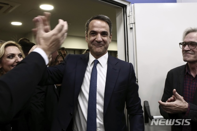 【아테네(그리스)=AP/뉴시스】그리스 야당 신민주당의 키리아코스 미초타키스 지도자가 26일(현지시간) 아테네에서 유럽의회 선거 승리를 알리는 성명을 발표한 후 지지자들과 손을 부닥치며 기뻐하고 있다. 알렉시스 치프라스 그리스 총리는 이날 집권 시리자당이 유럽의회 선거에서 패함에 따라 조기총선 실시를 촉구했다. 2019.5.27