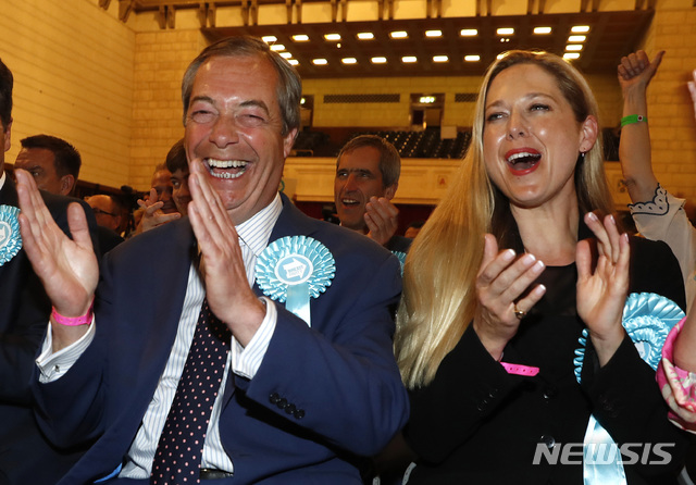 【런던=AP/뉴시스】 영국의 극우 성향 정당 브렉시트당을 이끄는 나이절 패라지(왼쪽) 대표가 26일(현지시간) 유럽의회 선거 개표결과가 발표되자 박수를 치며 웃고 있다. 이날 결과에 따르면 영국에 할당된 73개 의석 중 브렉시트당은 28석을 차지하며 가장 많은 의석을 가져갔다. 2019.05.27.