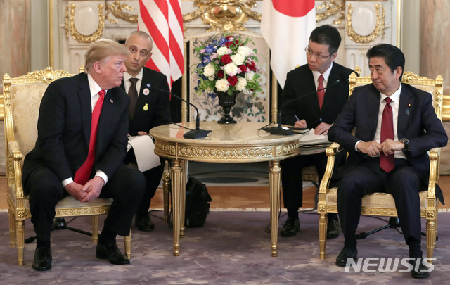 【도쿄=AP/뉴시스】도널드 트럼프(왼쪽) 미국 대통령과 아베 신조 일본 총리가 27일 도쿄 시내 영빈관 아카사카에서 회담하고 있다. 2019.05.27.
