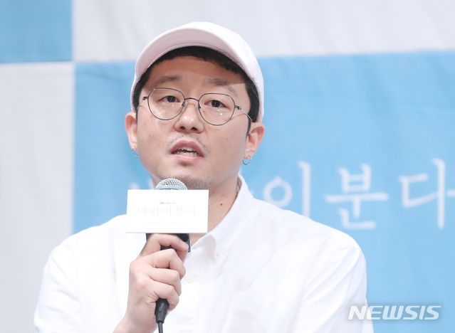 【서울=뉴시스】조수정 기자 = JTBC 월화극 '바람이 분다' 제작발표회가 열린 27일 오후 서울 논현동 임피리얼팰리스호텔에서 연출을 맡은 정정화 감독이 질문에 답하고 있다. 월화드라마 '바람이 분다'는 27일 밤 9시 30분 첫 방송된다. 2019.05.27. chocrystal@newsis.com