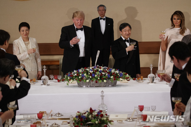 【도쿄=AP/뉴시스】 도널드 트럼프 미국 대통령괴 멜라니아 여서가 27일 저녁 나루히토 일왕과 마사코 왕비가 주최한 궁중만찬에 참석해 6가지 코스 요리를 즐기며 양국간 우호를 다졌다. 2019.05.27
