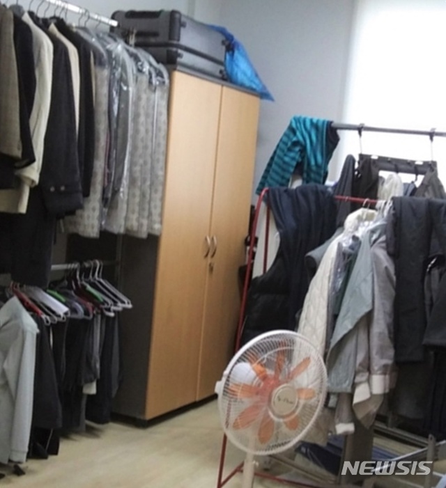 【전주=뉴시스】윤난슬 기자 = 교실에 설치된 완산학원 설립자의 드레스룸 모습.