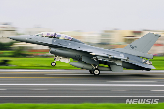 【창화(대만)=AP/뉴시스】대만 창화(彰化)현의 한 고속도로에 대만 공군 소속 F-16V 전투기 한 대가 착륙하고 있다. 대만 공군은 이날 중국의 대만 공군기지 공격을 상정해 대만 전투기들이 고속도로를 이용하는 훈련을 실시했다. 2019.5.28