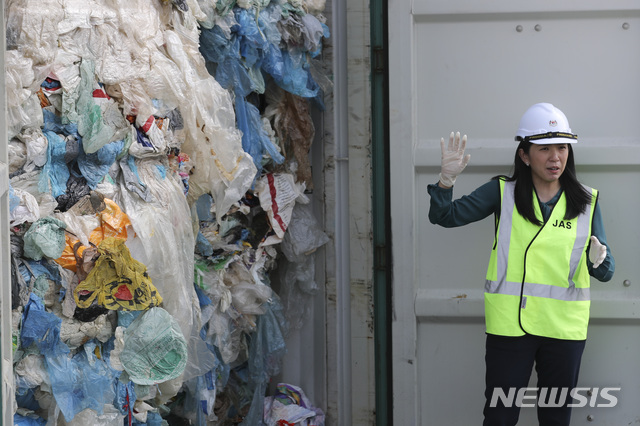 【포트 클랑=AP/뉴시스】여비인 말레이시아 환경장관이 28일 포트 클랑에서 재활용이 불가능한 밀수 쓰레기들이 들어있는 컨테이너를 열어 보이고 있다. 그는 말레이시아가 부자 나라의 쓰레기 하치장이 되지 않을 것이라며, 쓰레기 3000t을 원래 국가로 돌려보내겠다고 밝혔다. 2019.05.28 