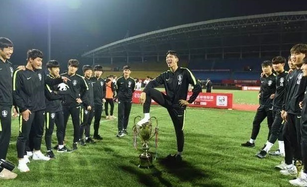 【서울=뉴시스】 김정수 감독이 이끄는 18세 이하 청소년 대표팀이 29일 중국 쓰촨성 청두에서 우승트로피를 밟는 행동으로 물의를 일으켰다. 논란이 확산되자 결국 감독 등 팀 전원이 나서서 공개 사과를 했다. ⓒ웨이보 