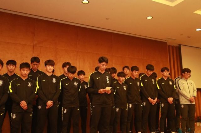 【서울=뉴시스】 30일 쓰촨성 청두시의 한 호텔에서 한국 18세 이하 청소년(U-18) 대표팀 전원이 사과하고 있다. 대표팀은 전날 저녁 경기후 세리모니에서 '우승 트로피 모욕' 논란을 일으켰다. <사진출처: 중국 신화왕> 2019.05.30