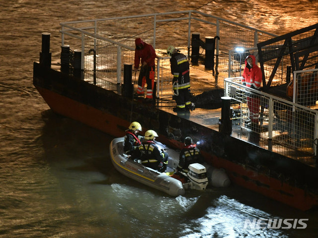 【부다페스트(헝가리)=AP/뉴시스】헝가리 부다페스트 다뉴브강에서 34명이 탄 유람선 '하블레아니'가 침몰해 구조대가 실종자 수색작업에 투입되고 있다. 앞서 3명이었던 사망자 수는 7명으로 늘었으며 외교부 당국자는 "한국 단체 관광객이 해당 유람선에 탔던 것으로 보인다"며 "정확한 내용은 파악 중"이라고 밝혔다. 2019.05.30. 