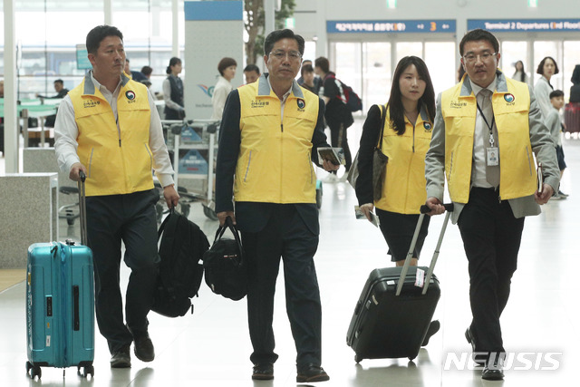 【인천공항=뉴시스】 헝가리 부다페스트에서 우리 국민 33명을 태운 유람선이 침몰한 가운데 30일 오후 외교부 신속대응팀 1진이 인천공항을 통해 현지로 출국하고 있다. 2019.05.30. photo@newsis.com 