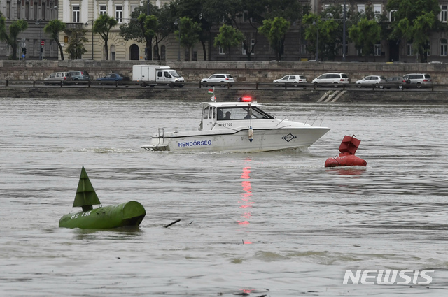 【부다페스트=AP/뉴시스】헝가리 수도 부다페스트에서 29일 한국 관광객들이 탄 유람선이 다른 배와 충돌해 침몰한 가운데, 30일(현지시간) 사고가 발생한 다뉴브강(헝가리어 두나 강)에서 구조선이 생존자들을 찾고 있다.  2019.05.30