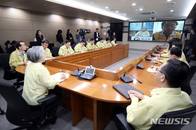 【서울=뉴시스】박주성 기자 = 강경화 외교부장관이 30일 오후 서울 도렴동 외교부청사 재외국민보호대책본부 종합상황실에서 열린 헝가리 유람선 침몰사고 관련 대책회의에 참석해 화상으로 최규식 주헝가리대사와 현지 상황에 대해 논의하고 있다. 2019.05.30.  photo@newsis.com