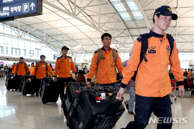 【인천공항=뉴시스】김병문 기자 = 헝가리 부다페스트 다뉴브강에서 발생한 유람선 침몰사고 구조 작업을 위해 소방청 국제구조대원들이 30일 오후 인천국제공항 제2터미널을 통해 출국하고 있다. 2019.05.30. dadazon@newsis.com