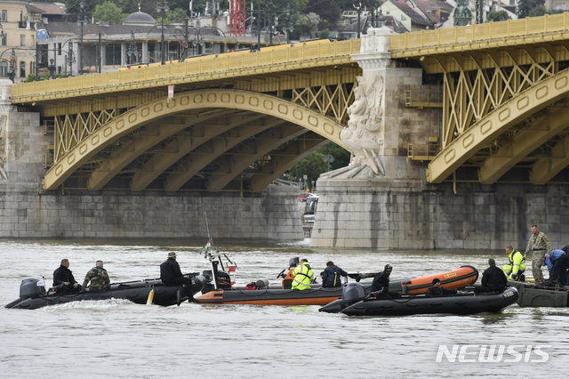 【부다페스트=AP/뉴시스】 지난 30일(현지시간) 헝가리 유람선 침몰사고가 발생한 부다페스트 다뉴브강 사고 지점에 구조대원들이 구조작업을 벌이고 있다. 2019.05.31