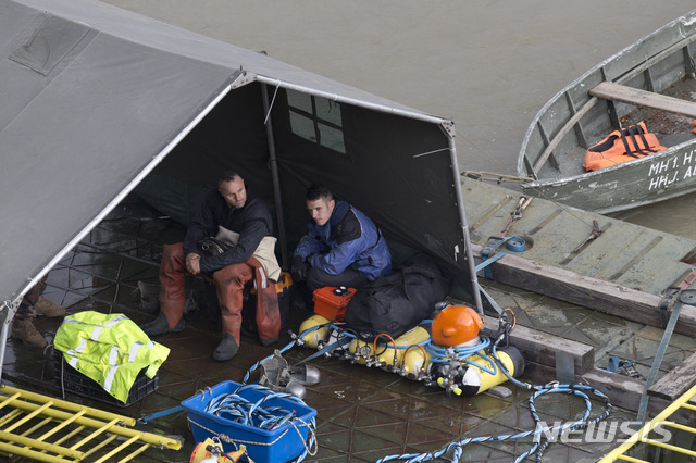 【부다페스트=AP/뉴시스】 지난 30일(현지시간) 헝가리 유람선 침몰사고가 발생한 부다페스트 다뉴브강 사고 지점에 구조대원들이 구조작업을 벌이고 있는 가운데 잠수부들이 대기하고 있다. 2019.05.31