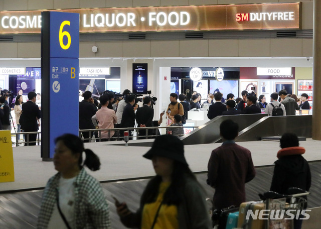 【인천공항=뉴시스】배훈식 기자 = 인천국제공항 입국장면세점이 영업을 시작한 31일 오후 인천공항 제1터미널 입국장면세점을 찾은 많은 관광객들이 제품을 고르고 있다. 2019.05.31. dahora83@newsis.com