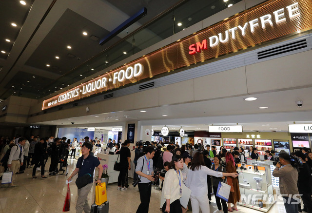 【인천공항=뉴시스】배훈식 기자 = 인천국제공항 입국장면세점이 영업을 시작한 31일 오후 인천공항 제1터미널 입국장면세점을 찾은 많은 관광객들이 제품을 고르고 있다. 2019.05.31. dahora83@newsis.com