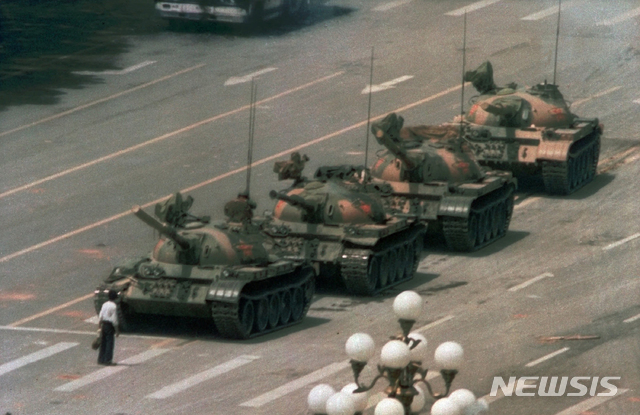 [베이징=AP/뉴시스] AP통신 사진기자 제프 와이드너가 찍은 사진으로, 지난 1989년 6월5일 중국 베이징(北京) 중심가 창안제(長安街)에서 한 남성이 맨몸으로 중국군 탱크들을 막아섰던 모습. 탱크맨은 톈안먼 민주화 시위의 상징 인물이다. 