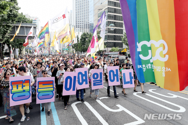 【서울=뉴시스】김병문 기자 = 1일 오후 서울 중구 명동·을지로 일대에서 서울퀴어문화축제 참가자들이 퍼레이드를 하고 있다. 2019.06.01. dadazon@newsis.com