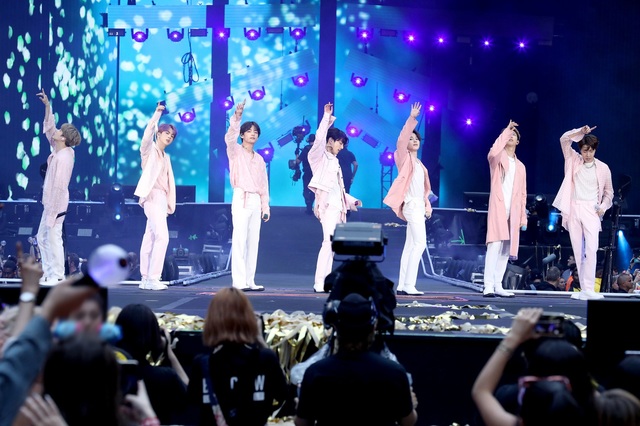 【런던=뉴시스】 방탄소년단이 한국 가수 최초로 1일(현지시간) 웸블리 스타디움에서 공연하고 있다. 2019.06.01 ⓒ빅히트엔터테인먼트    