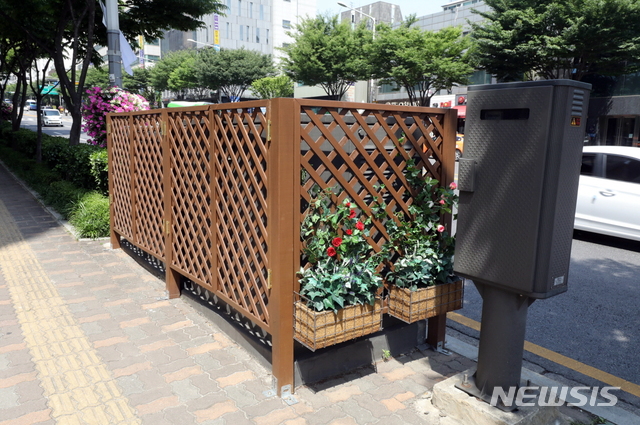 【서울=뉴시스】 보도상 지상기기 설치모습_강남구청 앞. 2019.06.02. (사진=강남구 제공)