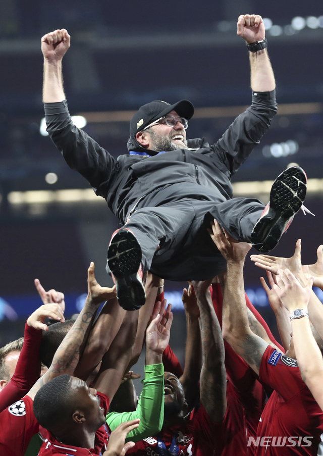 Liverpool&#039;s coach Juergen Klopp is tossed in their by teammates to celebrate after winning the Champions League final soccer match between Tottenham Hotspur and Liverpool at the Wanda Metropolitano Stadium in Madrid, Saturday, June 1, 2019. (AP Photo/Francisco Seco)